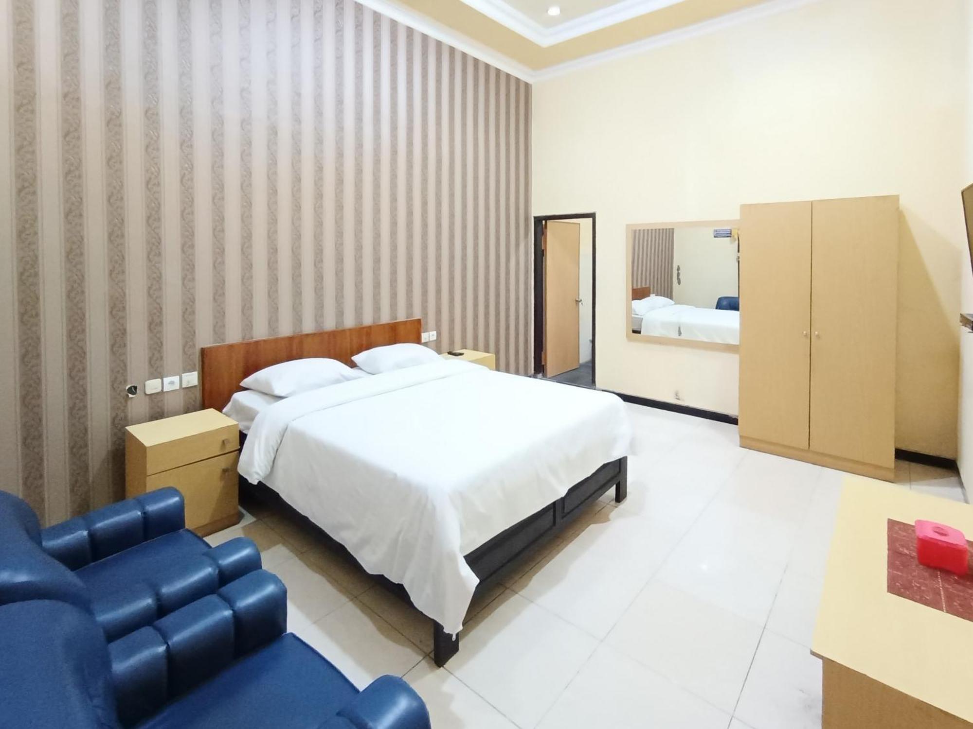 Gita Puri Redpartner Blitar Hotel Exterior photo