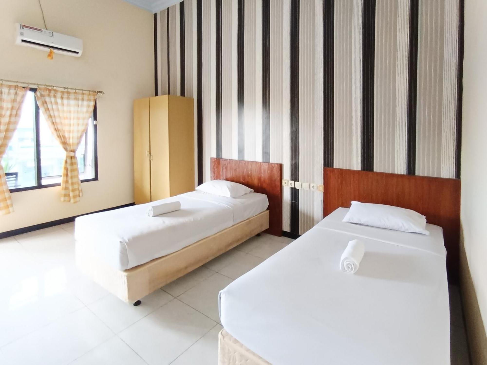 Gita Puri Redpartner Blitar Hotel Exterior photo