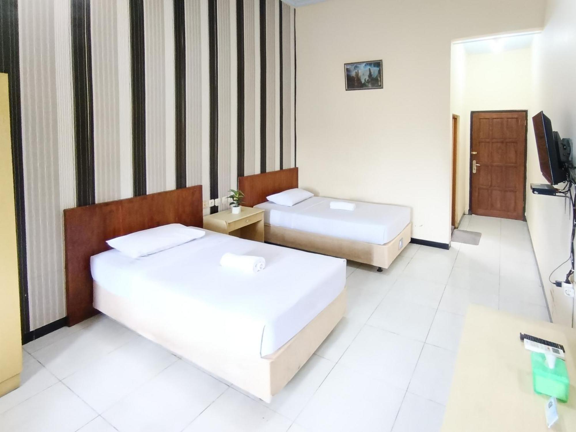 Gita Puri Redpartner Blitar Hotel Exterior photo