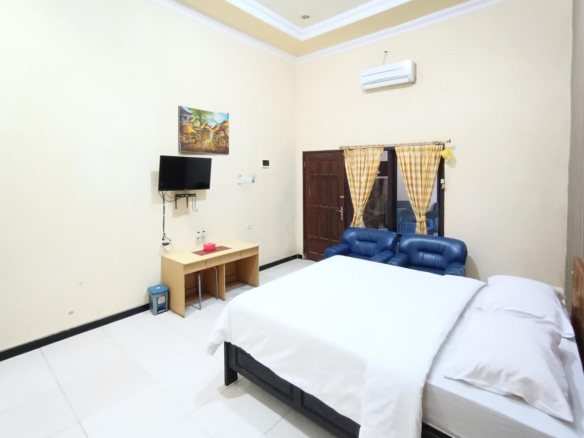 Gita Puri Redpartner Blitar Hotel Exterior photo