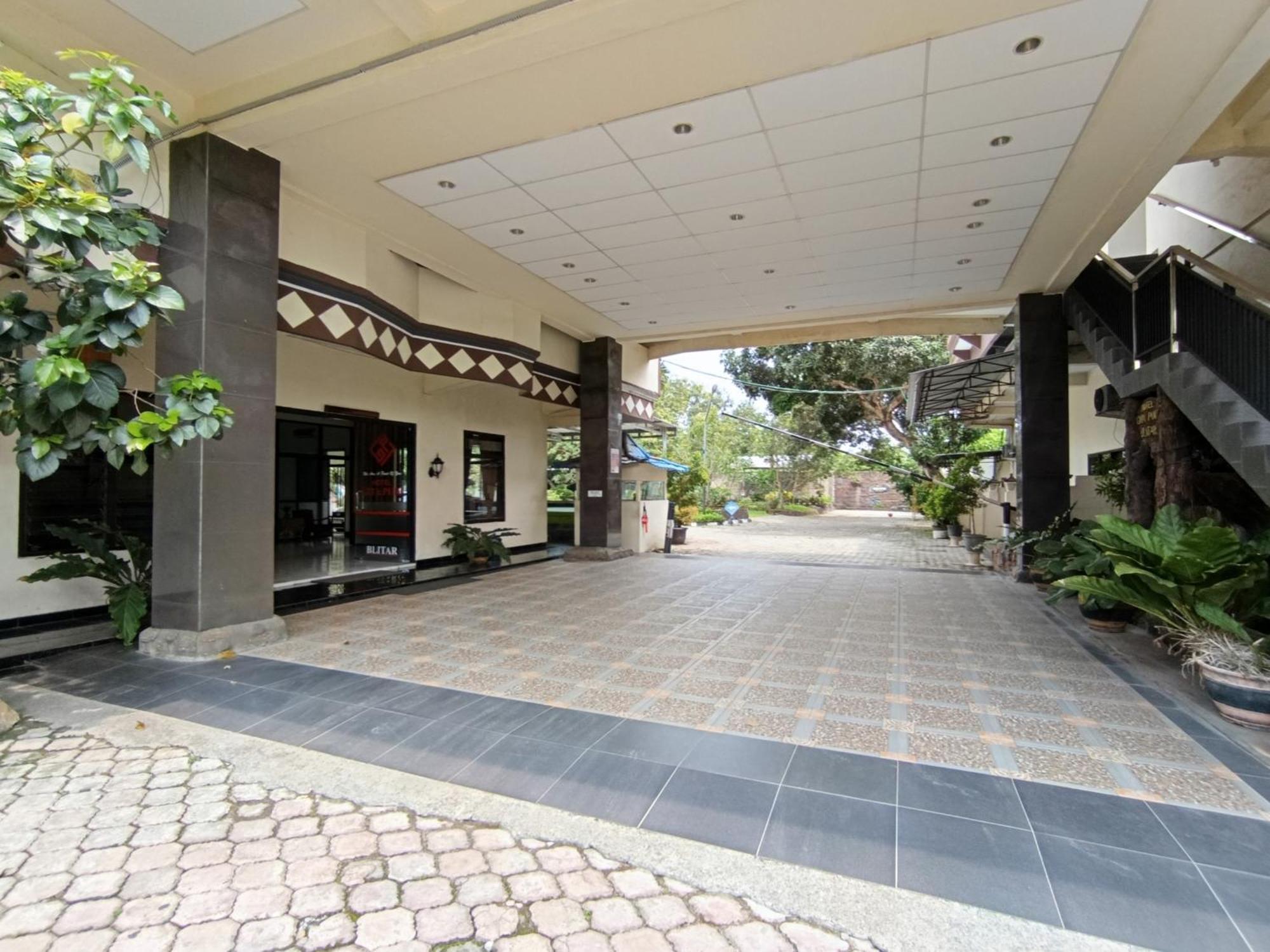 Gita Puri Redpartner Blitar Hotel Exterior photo