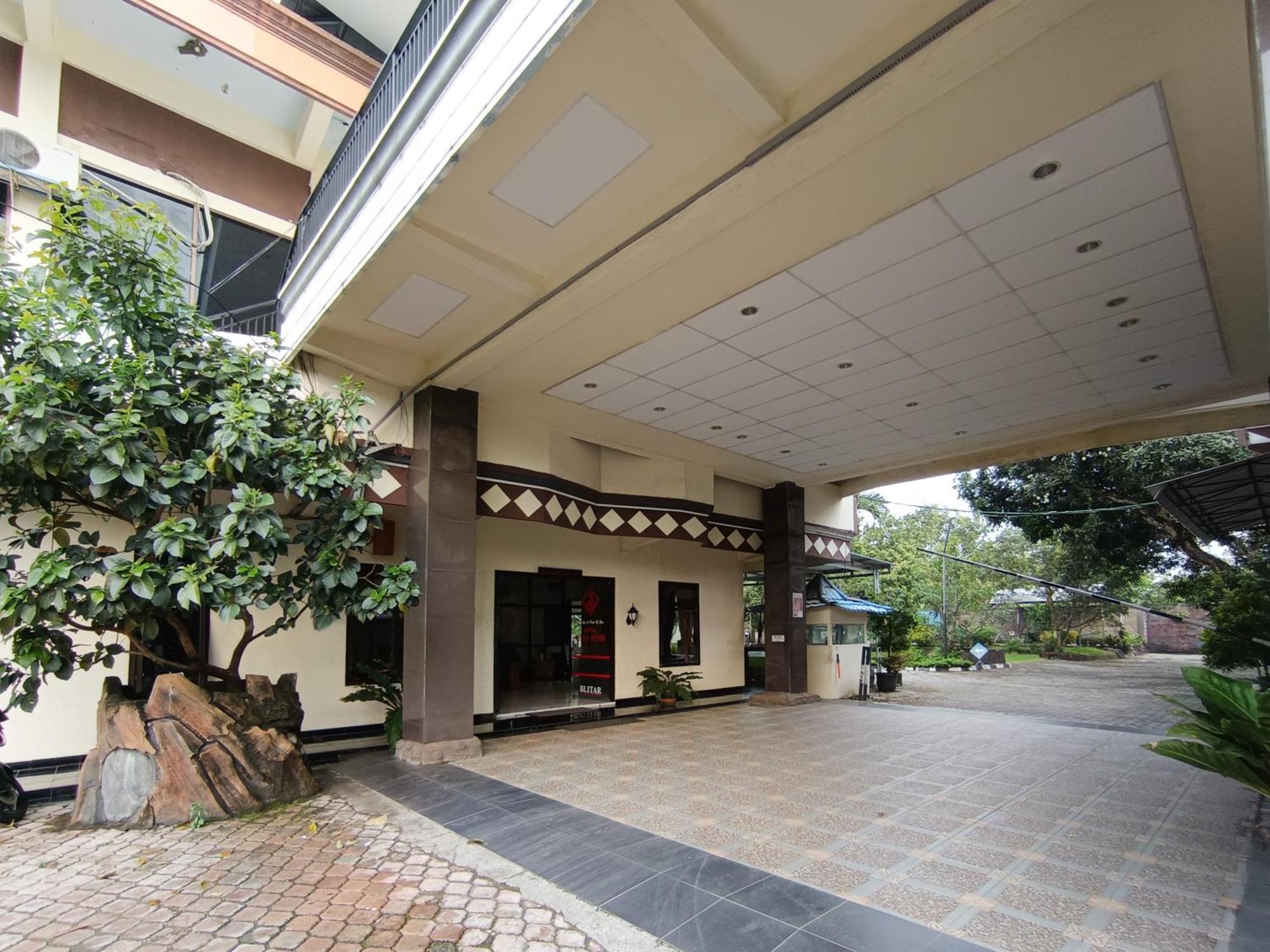 Gita Puri Redpartner Blitar Hotel Exterior photo