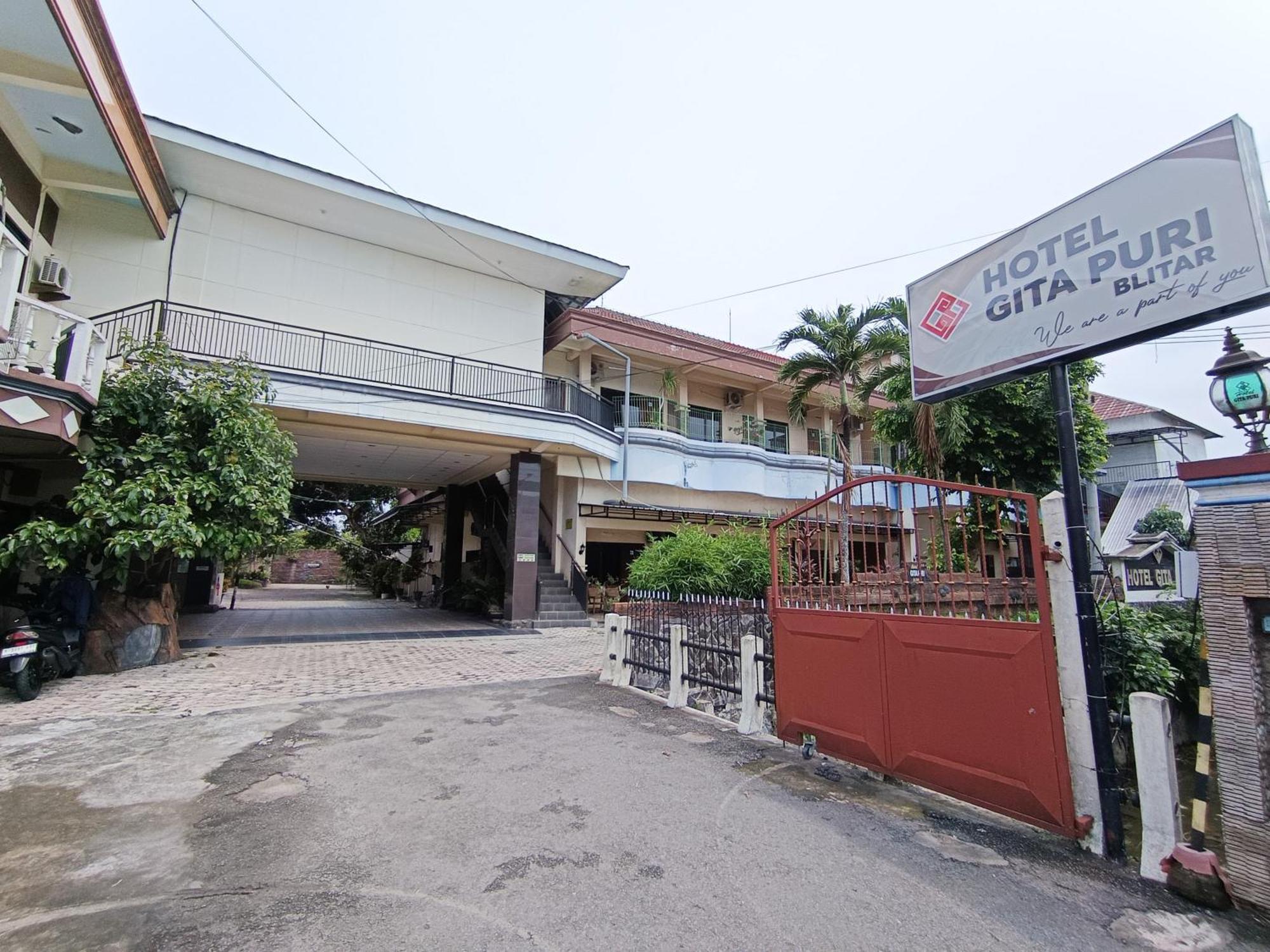 Gita Puri Redpartner Blitar Hotel Exterior photo