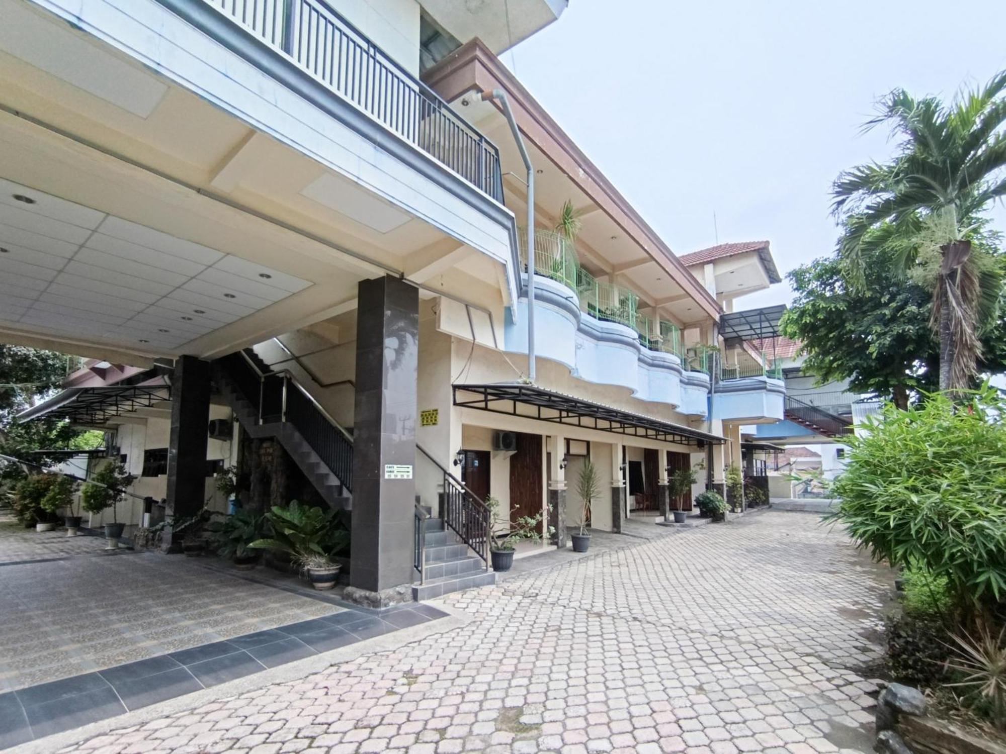Gita Puri Redpartner Blitar Hotel Exterior photo