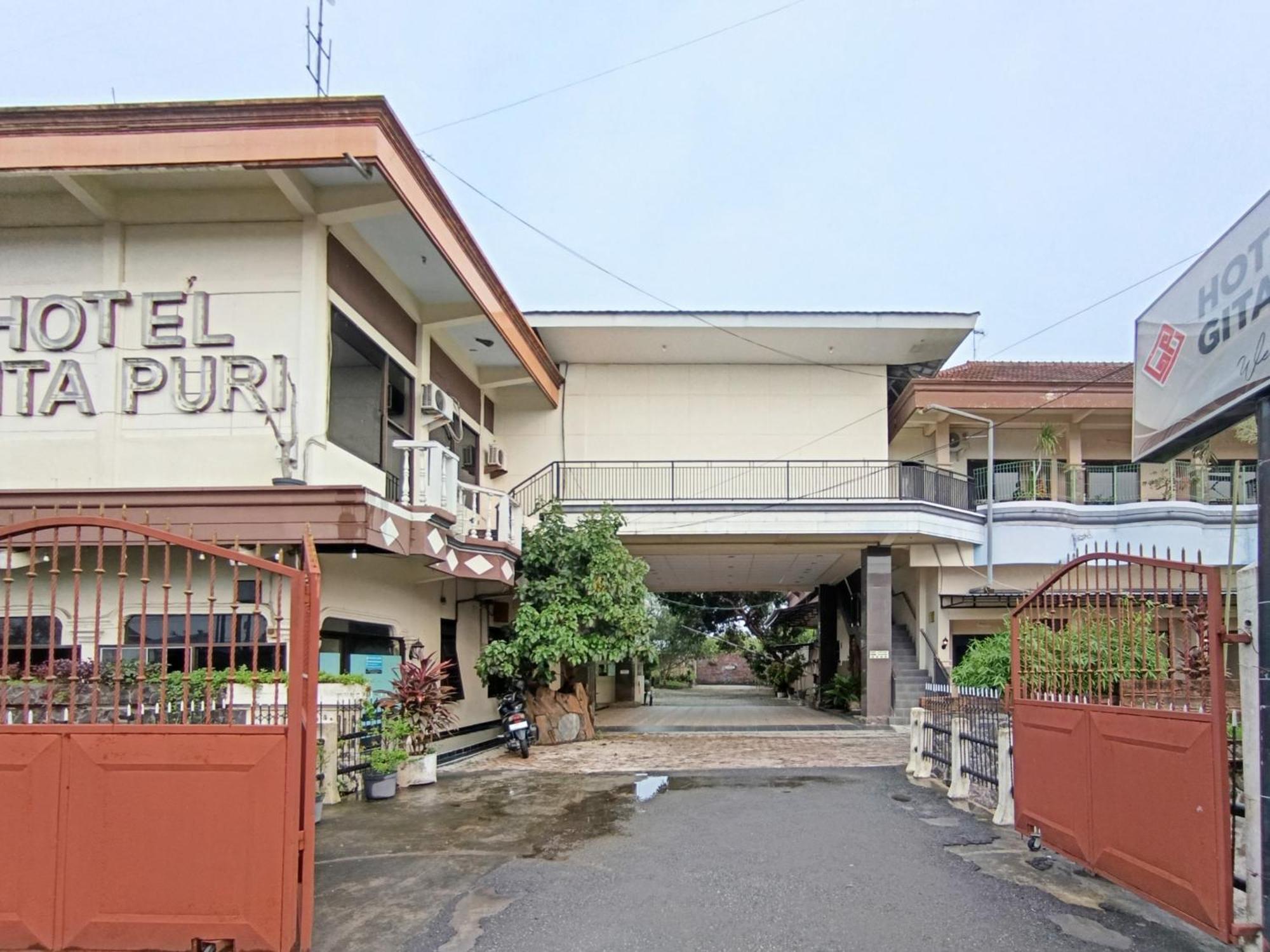 Gita Puri Redpartner Blitar Hotel Exterior photo